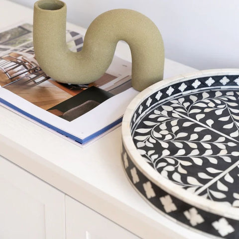 Ajmeri Black Floral Bone Inlay Round Tray | Handcrafted Decor – Oakvello