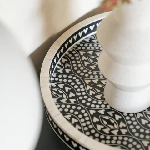 Ajmeri Black Heart Bone Inlay Round Tray | Handcrafted Decor – Oakvello